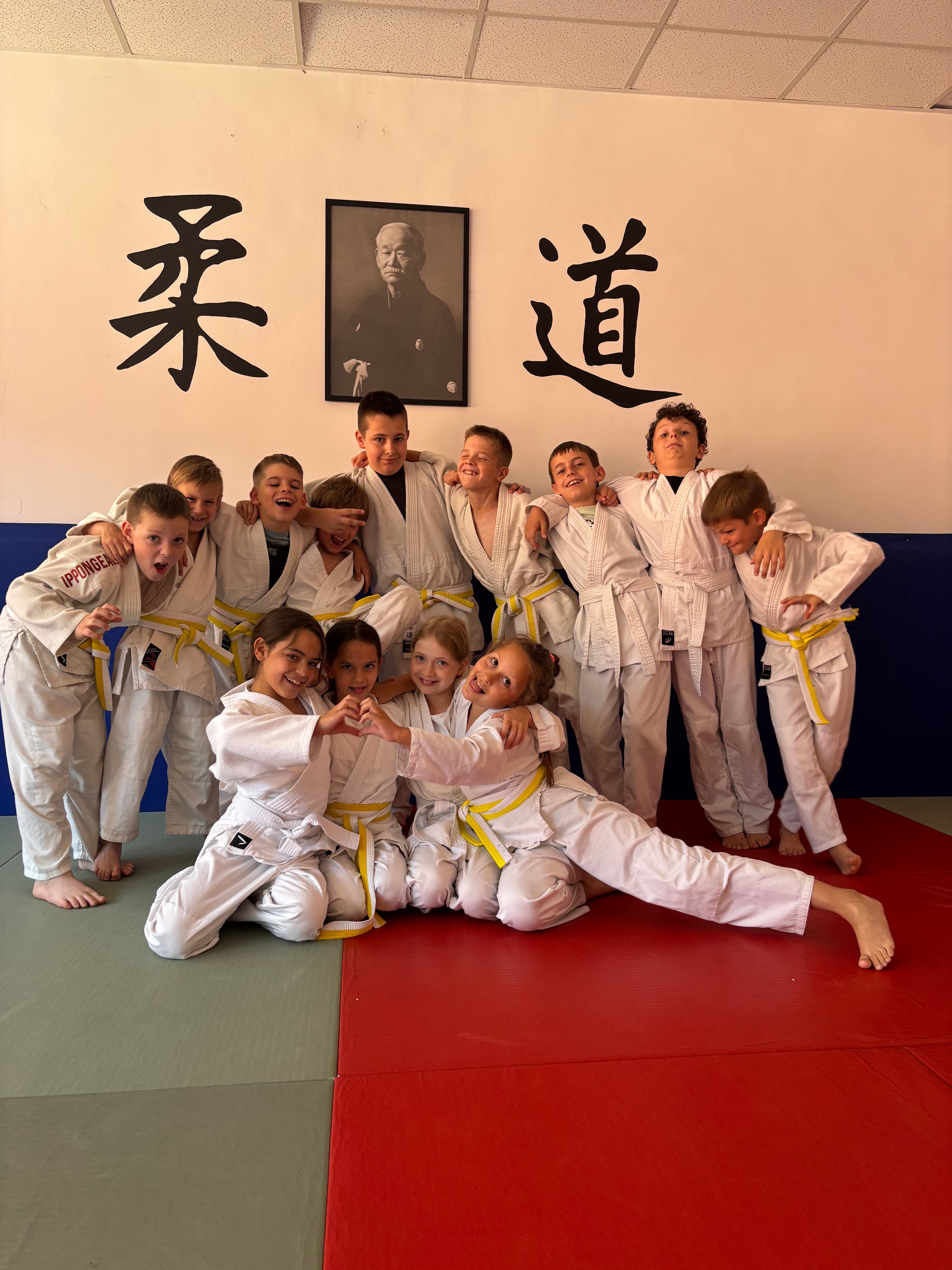 Judo csoportkép gyermekekkel a SZVISE tatamin Százhalombattán